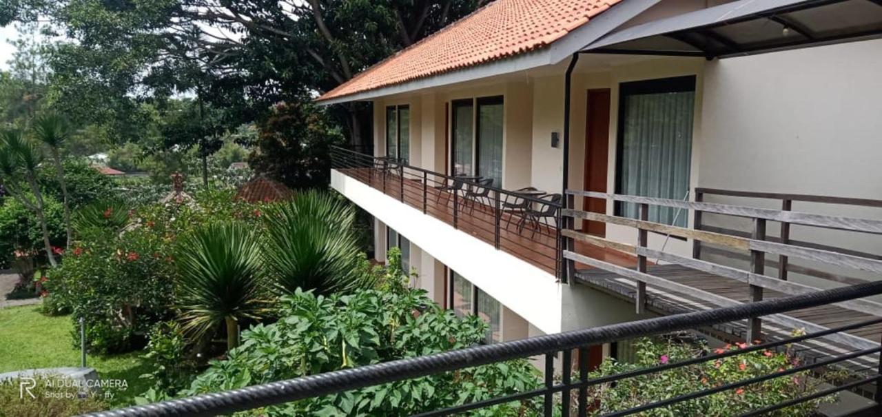 La Oma Hotel Lembang Exterior photo