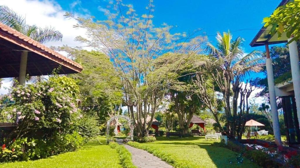 La Oma Hotel Lembang Exterior photo