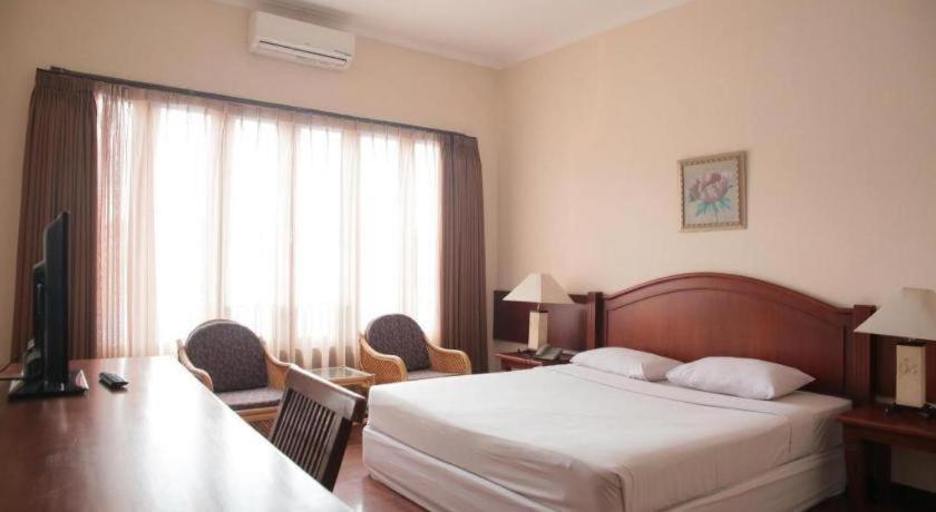 La Oma Hotel Lembang Exterior photo