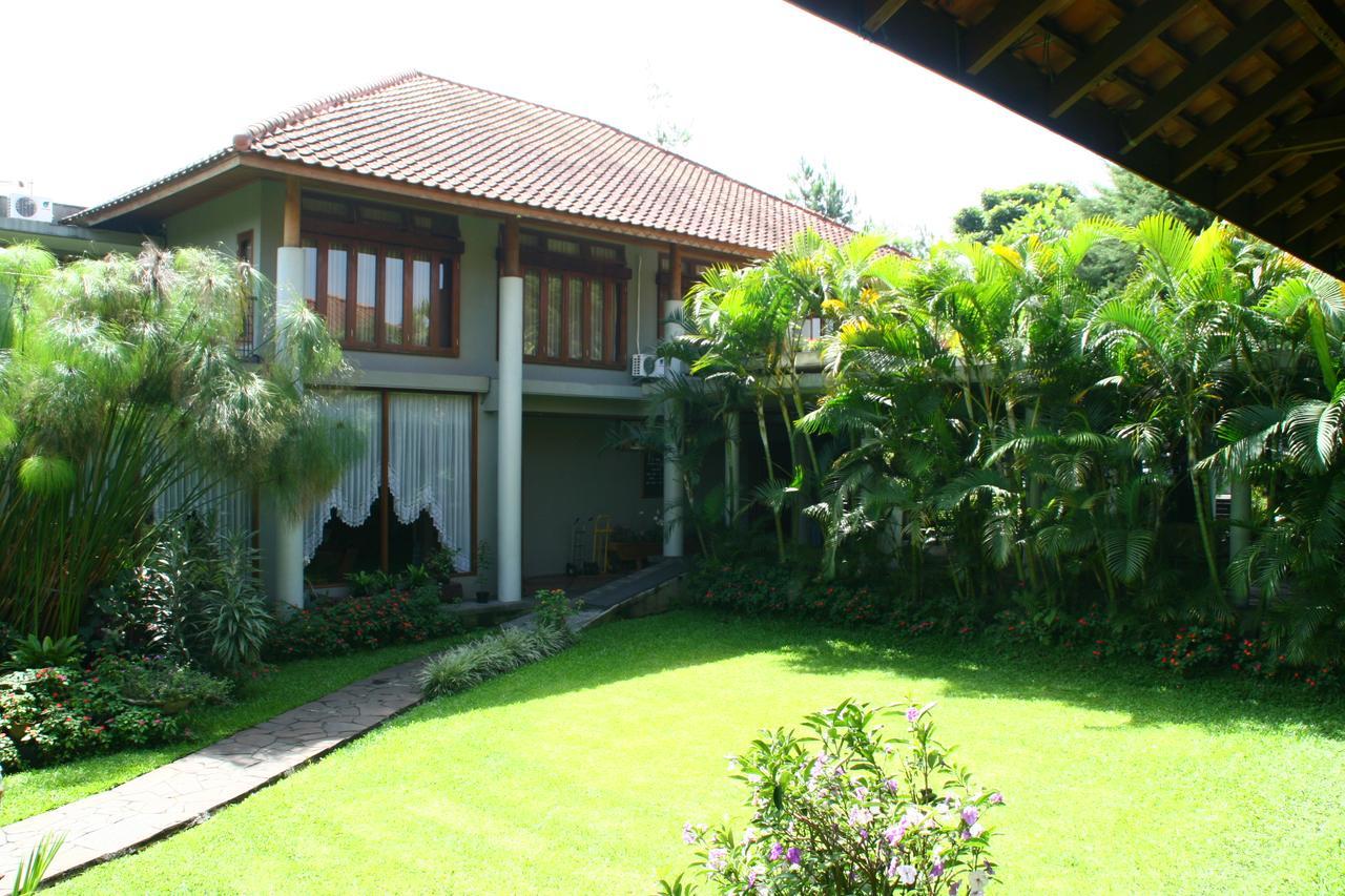 La Oma Hotel Lembang Exterior photo